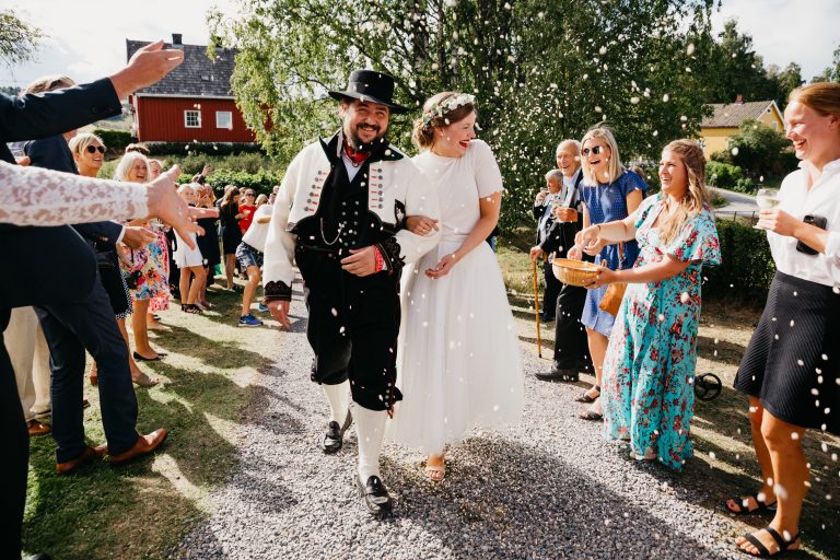 Ingeborg+Mats-konfetti-Jaren, Hadeland, solsikker, bryllup, hagebryllup, bunad, brudgom, brud_24