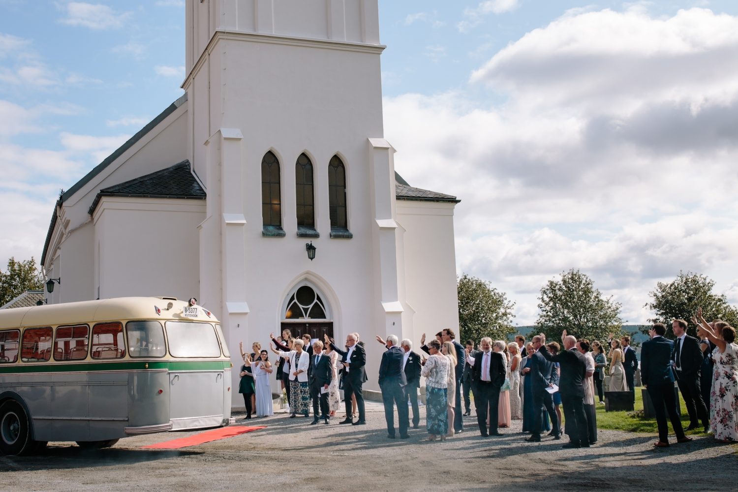 Bryllup i Asak kirke, brudefølge på vei til fotograferingen i vintage buss, Bryllup i Moss, Norge