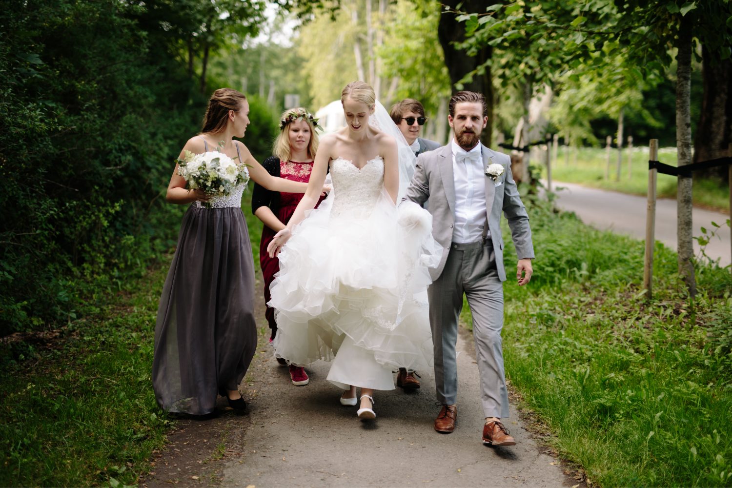 brudefølge på vei til fotograferingen, Bryllup i Moss, Norge