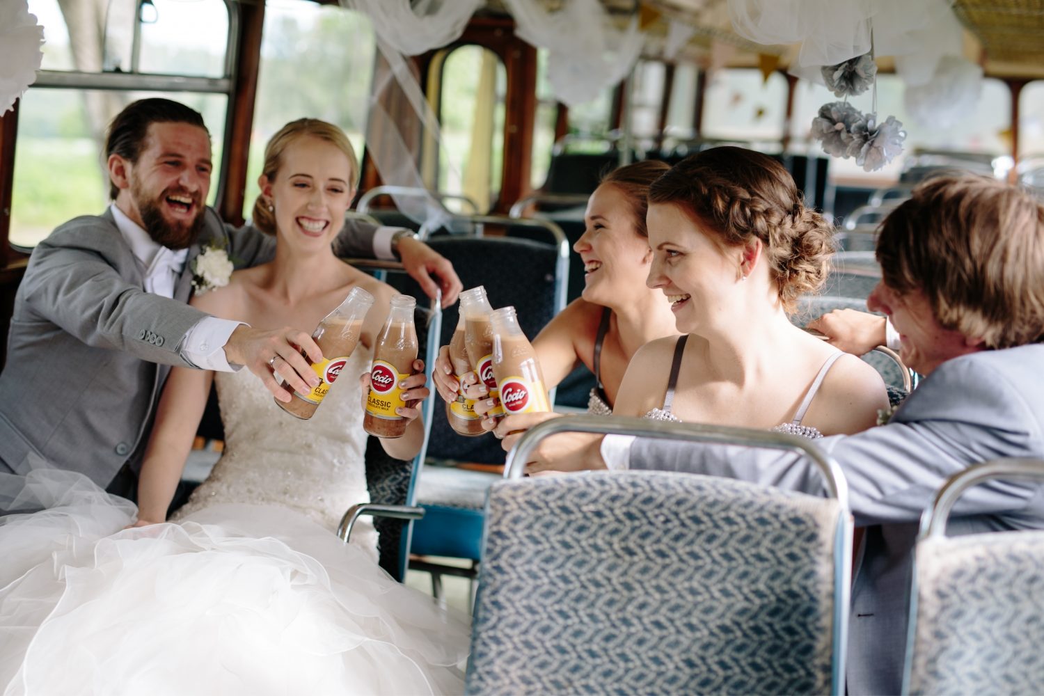 brudefølge på vei til fotograferingen i vintage buss, Bryllup i Moss, Norge