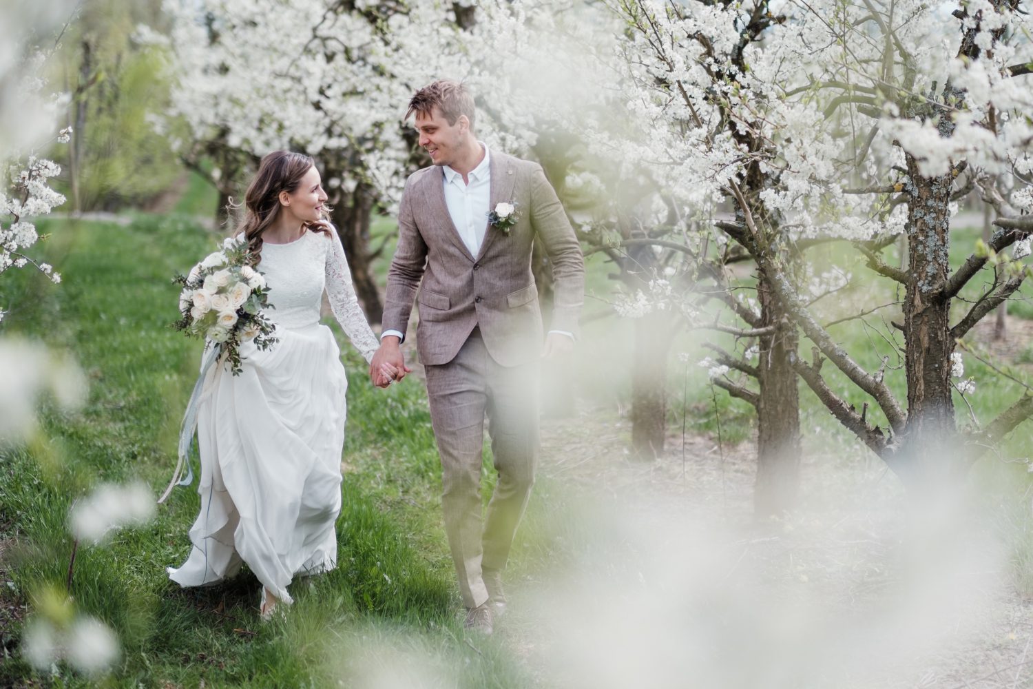 Brudepar plommeblomstringen blomster fruktgård mai 2019